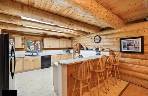 Seward House | Bear Paw Lodge : Custom-built log home only 4 miles from downtown Seward!