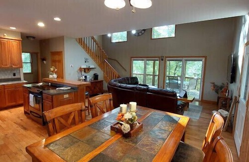 Unaka Cabin | Bear Paw Resort ,high speed internet , gas fireplace,firepit ,sleeps 8
