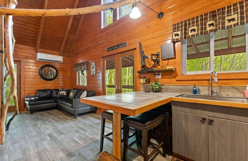 Campton Cabin | Bear Ridge Bungalow RRG Hot Tub Pet Friendly Secluded