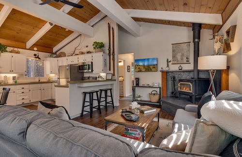 Tahoma Cabin | Bear's Den: 2 BR, 1 BA Cabin/Bungalow in Tahoma, Sleeps 4
