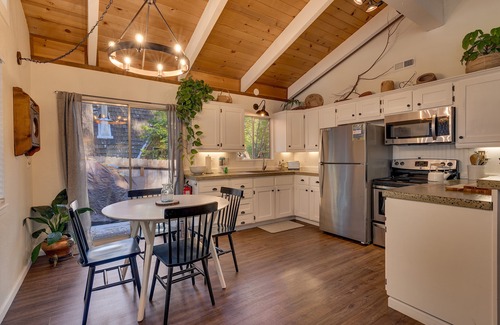Tahoma Cabin | Bear's Den: 2 BR, 1 BA Cabin/Bungalow in Tahoma, Sleeps 4