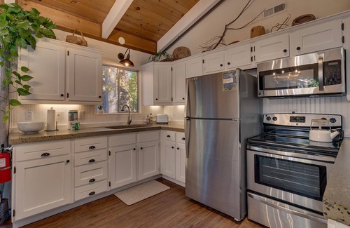 Tahoma Cabin | Bear's Den: 2 BR, 1 BA Cabin/Bungalow in Tahoma, Sleeps 4