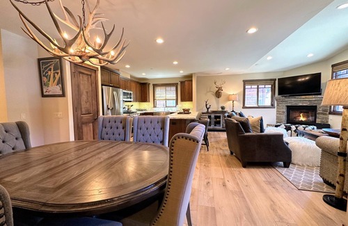 Mammoth Lakes House | "Bear's Den" @ Mountainside -Private Hot tub & Garage; Slopeside at Canyon Lodge