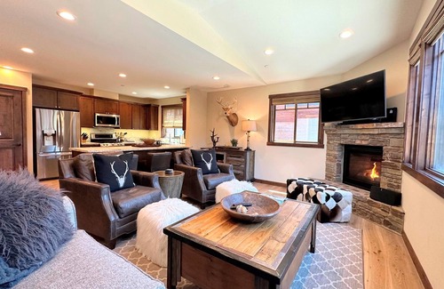 Mammoth Lakes House | "Bear's Den" @ Mountainside -Private Hot tub & Garage; Slopeside at Canyon Lodge