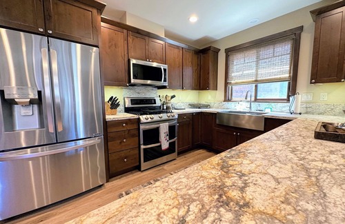 Mammoth Lakes House | "Bear's Den" @ Mountainside -Private Hot tub & Garage; Slopeside at Canyon Lodge