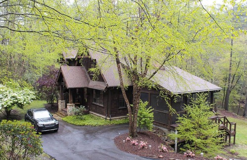 Sapphire House | BEAR'S DEN - Spacious mountain home on river game room & fire pit in Burlingame