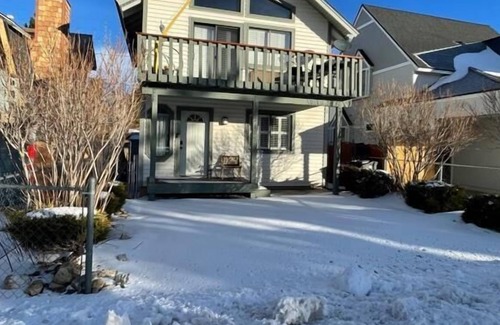 Woodlands Cabin | Bear's Lair - Witness enchanting sunset mountain views at this property! New hot tub!