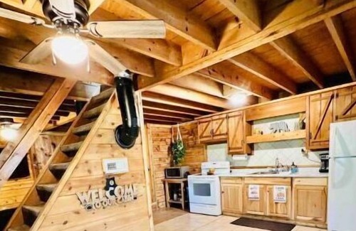 Young Harris Cabin | Bear-Tastic Mountain Cabin-HotTub-Game Room- Grill