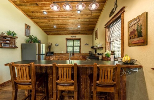Coram Apartment | BEAR TRACK HIDEAWAY Sleeps 4 - Just 10 minutes from Glacier National Park