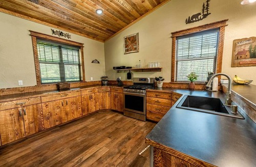 Coram Apartment | BEAR TRACK HIDEAWAY Sleeps 4 - Just 10 minutes from Glacier National Park