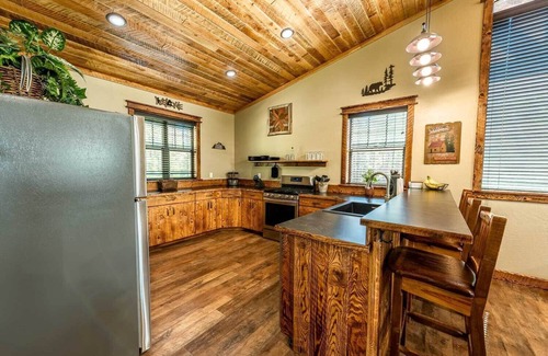 Coram Apartment | BEAR TRACK HIDEAWAY Sleeps 4 - Just 10 minutes from Glacier National Park