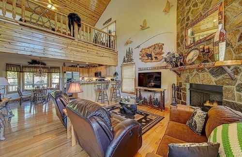 Hiawassee Cabin | Bear Valley Retreat | Cozy and Private Cabin near Lake Chatuge | Dog Friendly