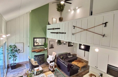 Central Vermont- Killington Apartment | Bear8 Sleeps 20, AC, Pool, Close to Resort, Fireplaces