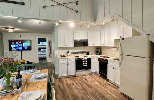 Central Vermont- Killington Apartment | Bear8 Sleeps 20, AC, Pool, Close to Resort, Fireplaces