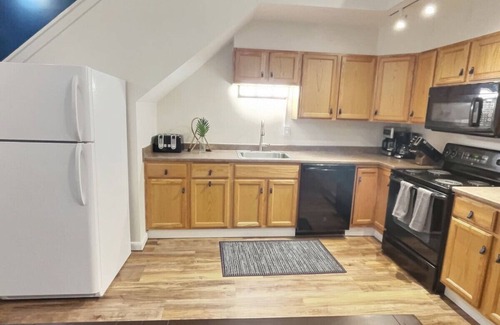 Central Vermont- Killington Apartment | Bear8 Sleeps 20, AC, Pool, Close to Resort, Fireplaces