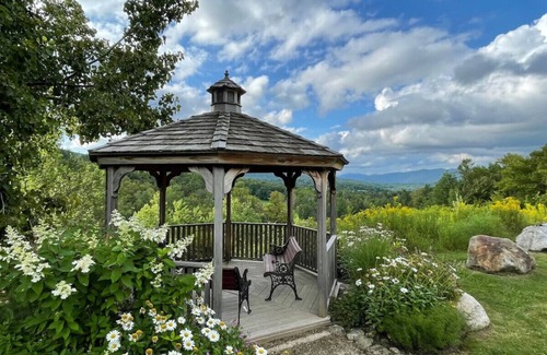 Central Vermont- Killington Apartment | Bear8 Sleeps 20, AC, Pool, Close to Resort, Fireplaces