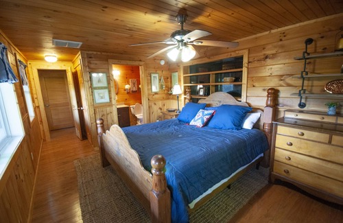Blairsville Cabin | Bearadise Ridge. Awesome Mountain Views, Hot Tub, Game Room and so much more