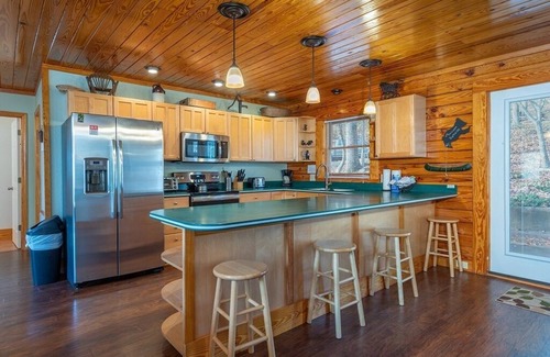 Lake Lure House | Bearfoot Lodge at Rumbling Bald