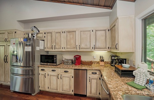 Pittman Center Cabin | BearLodg@BentCrk: Views*GolfCourse*Pets*Games*HotTub*Wifi*FirePit*Creek*Secluded