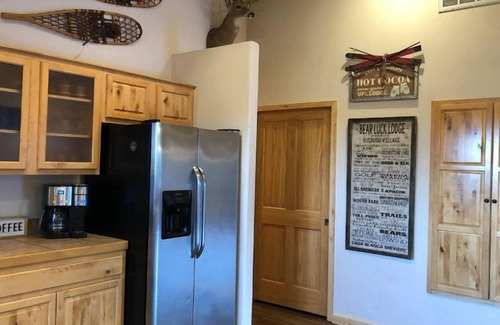 Ruidoso Cabin | BearLuckLodge! Amazing Cabin-Hot Tub, Views, Game Room/Arcade, Location, Peloton