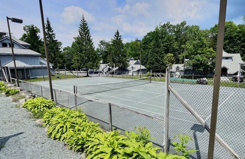 Killington Apartment | Bearmont- Pool, HotTub, FirePit, AC, Gym, Sauna