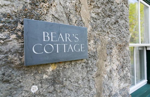 Moelfre Cottage | Bears Cottage - a remote that sleeps 5 guests in 2 bedrooms