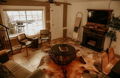 Drake Hotel | Bears Paw Duplex Cabin (#12) at The Woolly Bugger Inn