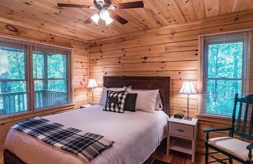 Cherry Log Cabin | Beary Irresistable - Hot tub & Prime Location!