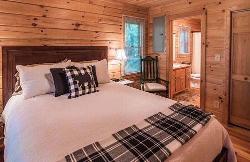 Cherry Log Cabin | Beary Irresistable - Hot tub & Prime Location!