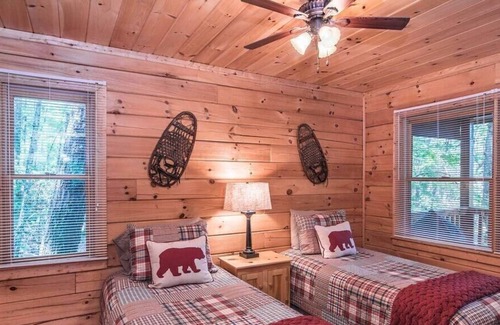 Cherry Log Cabin | Beary Irresistable - Hot tub & Prime Location!