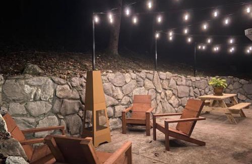 Townsend House | Beary Relaxing Cabin - Rustic with Outdoor Patio