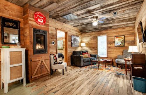 Townsend House | Beary Relaxing Cabin - Rustic with Outdoor Patio