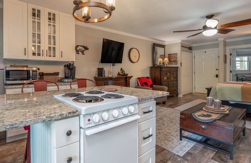 Lake Lure Condo | |"Beary Relaxing Suite"| Access to Rumbling Bald Amenities! ☆HUGE winter dscnt!☆