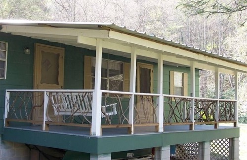 Franklin Cabin | Beat the heat. Cool off in the mountains of western NC. New mini split AC.