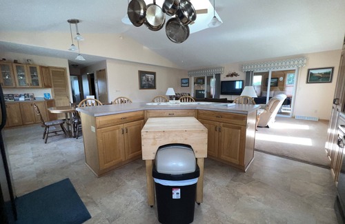 Wetmore House | Beau Soleil Bungelow-Spacious 3 Bedroom Home with a Hot Tub, & Firepit