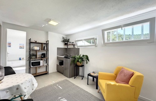 Carnoux-en-Provence Apartment | Beau Studio Refait à Neuf à Proximité de Cassis