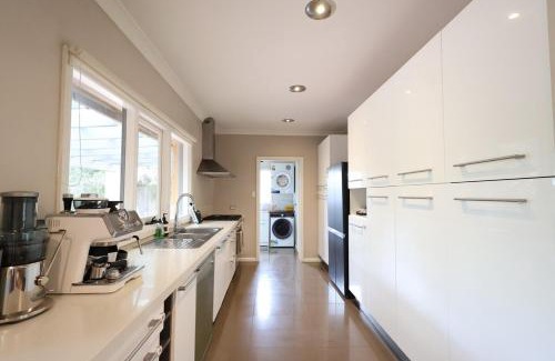 Beaumaris House | Beaumaris Lovely House - Bayside Holiday Rental - Entire 3 BR 1 Spa Bath 1 min to Golf Clubs