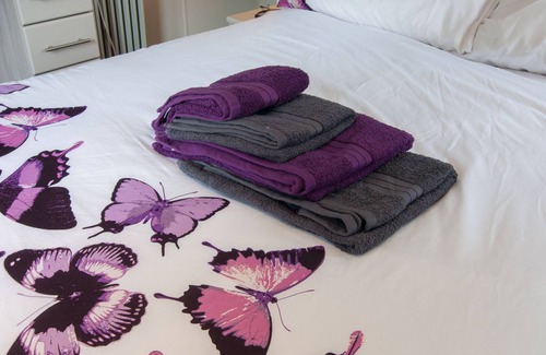 St Leonards-On-Sea Cabin | Beauport Holiday Lodge, Sleeps 6, Pool & Gym