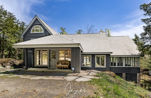 Muskoka Lakes Cottage | Beautiful 6 bed 4 bath cottage on Lake Joe with Boathouse + Hottub