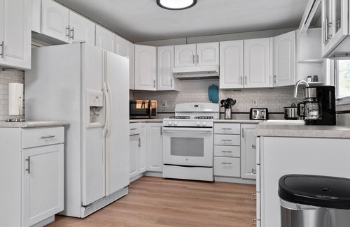 Tudor Area Apartment | "Beauties of Alaska" - Peaceful Home and Garden