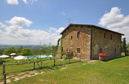 Castelnuovo Berardenga Apartment | Beautiful apartment for 6 people with pool, WIFI, terrace, pets allowed and panoramic view
