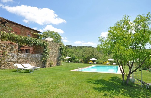 Torre A Castello Apartment | Beautiful apartment for 3 people with pool, WIFI, pets allowed and panoramic view