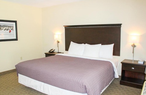 Kelleys Island Hotel | Beautiful 1 Bed 1 Bath Suite Located Seconds From the Beach 112