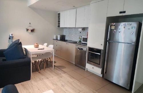 Docklands Apartment | BEAUTIFUL 1 BEDROOM APARTMENT WITH CARPARK
