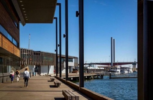 Docklands Apartment | BEAUTIFUL 1 BEDROOM APARTMENT WITH CARPARK