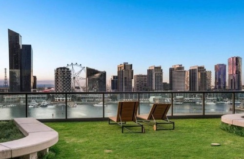 Docklands Apartment | BEAUTIFUL 1 BEDROOM APARTMENT WITH CARPARK
