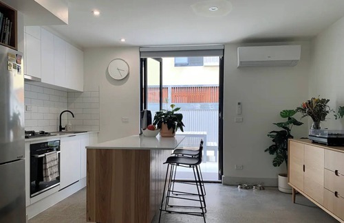 Fitzroy North Apartment | Beautiful 1-Bedroom Townhouse in Northcote