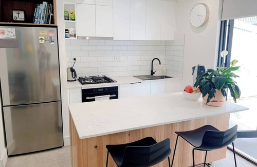 Fitzroy North Apartment | Beautiful 1-Bedroom Townhouse in Northcote