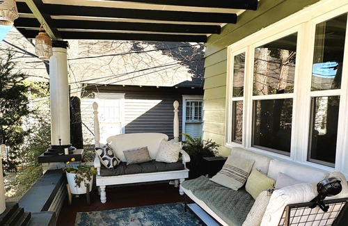 West End House | Beautiful 1920s restoration home in Atlanta - King Suite and private parking