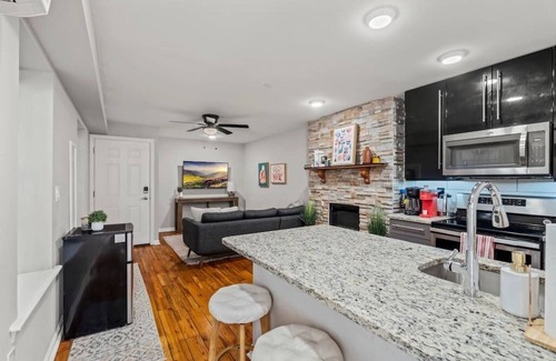 Rittenhouse Row Apartment | Beautiful 1BD With Balcony